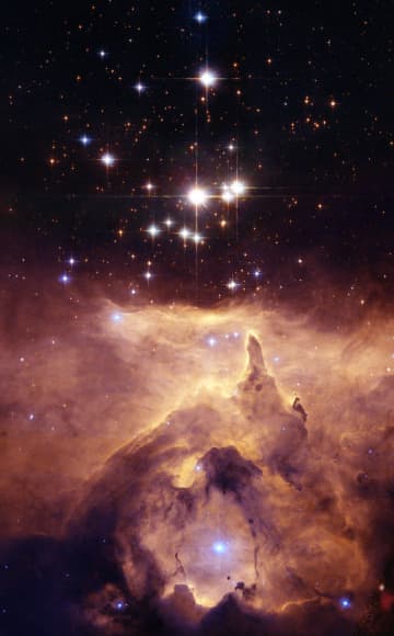 星団と星雲が織りなす光景　ハッブル宇宙望遠鏡が観測した「ピスミス24」
