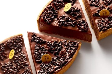 ピエール・エルメ・パリ“チョコレート尽くし”の仏伝統菓子「フラン」とろり・ひんやりチョコのタルト