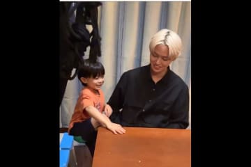 「え、これ初日！？」JO1・白岩瑠姫 人気子役との“仲良し動画”公開にSNS「初日からべったりすぎんか」「幸せ空間」の声『娘の命』