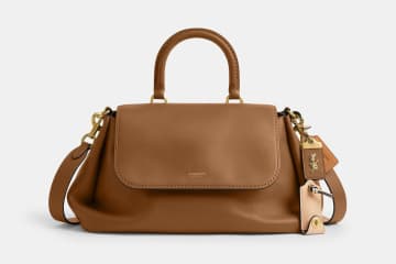 コーチ「ローグ」トップハンドルバッグ、大きなフラップ付き＆収納力抜群の“くったり”レザーバッグ