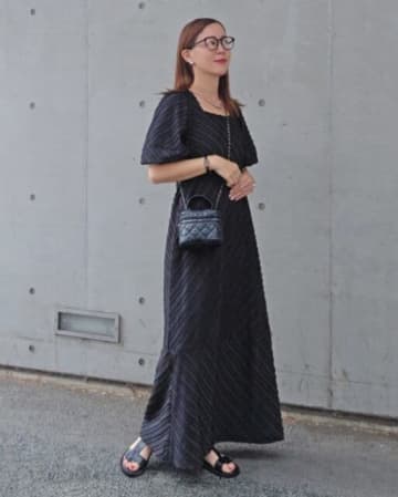 黒ワンピースに合う靴の色は何色？ 5色のおすすめカラー徹底解説