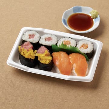 とろたく軍艦、サーモンにぎり、ねぎとろ巻寿司、サーモン巻寿司が各2貫入って税込498円! ファミリーマートが「まぐろ&サーモン寿司セット」を発売