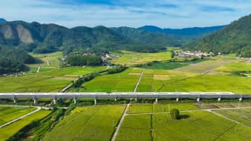 秋色に染まる鉄道沿線の田園風景　中国福建省三明市