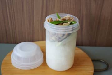 【無印良品】盛りつけのストレスなし！サラダや冷やしうどんもOK！「ハイスペック縦型弁当」活用法