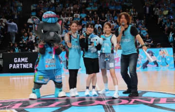 田野アサミと衣川里佳が選手コール＆始球式＆トークショーに挑戦！『ゾンビランドサガ ゆめぎんがパラダイス』公開記念イベント