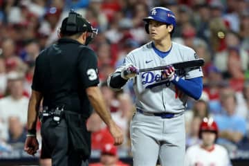 一体、何が起きた…！？ 大谷翔平の打席で“想定外のハプニング”「審判怒ってる？」「シャレにならん」相手捕手に異変→まさかの衝撃展開に