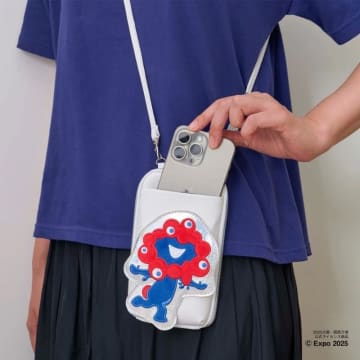 万博が終わってもミャクミャクと一緒！　宝島社のスマホポシェット本日発売。2層構造で鍵やハンカチも収納できる