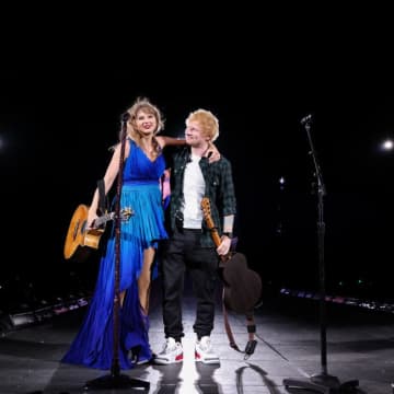 テイラー・スウィフト、結婚式でエド・シーランの歌声は「止められない」