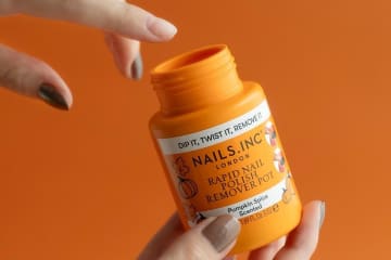 ネイルズ インク25年秋“パンプキンスパイス”香るポット型リムーバー、くるくる指を回して簡単オフ