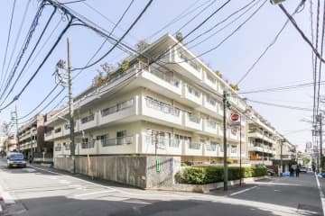 代々木ハイライズ 5階｜「初台」駅徒歩6分、「東京オペラシティ」至近。新宿の躍動と代々木の安らぎ、その中間にある上質な日常。陽当たり良好な角住戸