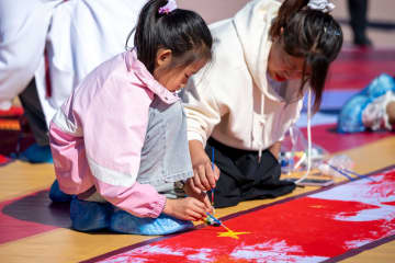 国慶節と中秋節祝う千人の絵画イベント　中国黒竜江省ハルビン市