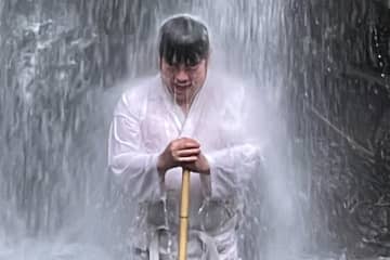 “プッシュ徳永”覚醒！　徳永ゆうき、フジテレビ系「千鳥の鬼レンチャン」発・番組初オリジナルソングのヒット祈願と滝行に挑戦　「この熱量で全国に歌声を届けたい」