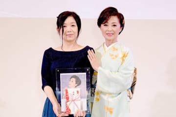 長山洋子が新曲『昭和の女』を課題曲にしたカラオケ選手権を開催！　優勝は神奈川県浜市在住の篠田幸子さんが受賞