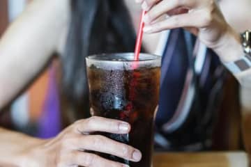 ダイエット飲料や砂糖入り飲料、肝疾患のリスク最大６０％増　新研究