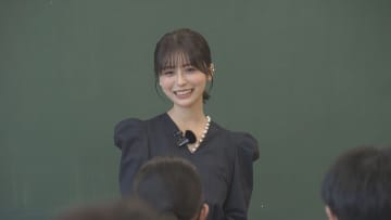 長濱ねるさんが中学校の先生になった！英語の特別授業で教壇に立つ「今いる場所だけが全てじゃない」中学時代のエピソードと両親の驚くべき過去　授業内容を一挙公開