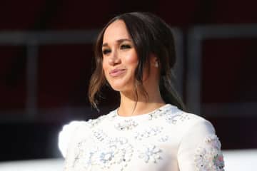 メーガン妃に「偽善者」批判　過去に問題広告のバレンシアガのショーに出演