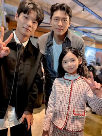 妻を支えるヒョンビンが素敵すぎる！ソン・イェジンの“子供たち”と記念ショットも【PHOTO】