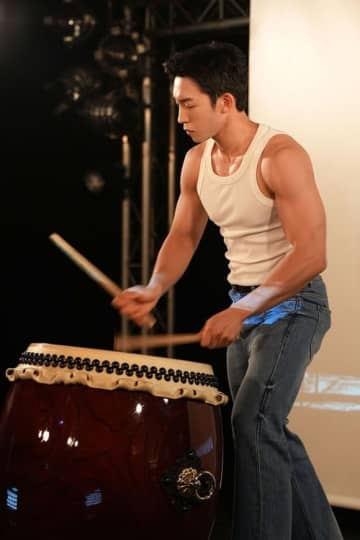 イ・サンイ、日本の流行語やコンビニスナックに挑戦！タンクトップ姿で韓国伝統パフォーマンスも披露