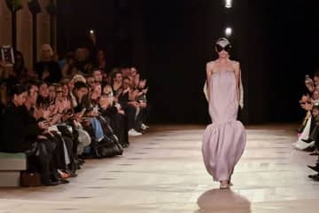 メーガン妃やアン・ハサウェイ、新たなデザイナーを迎えたバレンシアガのショーに出席