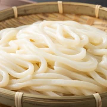 猫はうどんを食べても大丈夫？栄養素と健康効果、与え方（調理法）から注意点まで徹底解説