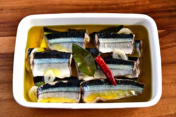 フライパンで簡単作り置き！「さんま」を「オイル」で煮ておこう♪