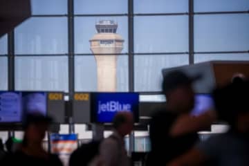 米政府閉鎖が空の移動を直撃、各地で管制塔閉鎖や遅延が発生