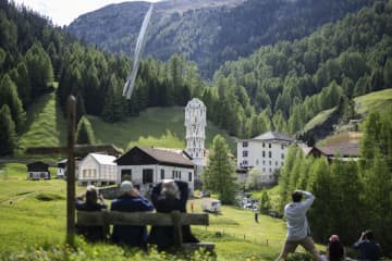 アルプスの小村から世界へ　未来を切り開く「白い塔」建築プロジェクト