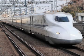 東海道新幹線 N700系「再生アルミ」、東武鉄道 葛生駅で初のアレに！両社“銘板”も？