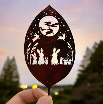 これが葉っぱ一枚…？神業としか思えない「お月見」を表現した切り絵に「全てが素晴らしい」「コントラストが美しい！」と称賛の声