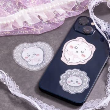 リボンを巻いた「ちいかわらんど」新作グッズ スマホサイズのステッカー