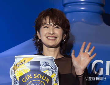 長靴＆ほっかむりで妖艶、吉瀬美智子の斬新ファームコーデ