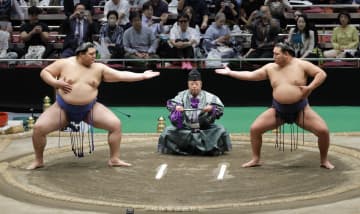 両横綱が「三段構え」披露　相撲協会の百周年場所