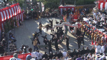 諏訪神社鎮座400年「長崎くんち」開幕　各踊町が艶やかな奉納踊　競走馬を引退した馬が力強く駆け抜け、町のシンボル“傘鉾”きらびやかにパレード　9日まで祭り一色に