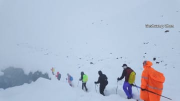 「雷と強い吹雪が…」エベレストで数百人が大雪で孤立…350人避難もいまだ200人が“足止め”　中国チベット自治区
