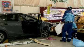 スーパー食品売り場に乗用車が転落…ブレーキとアクセル踏み間違い？運転の70代男性ケガも巻き込まれた人なし　北海道・釧路市