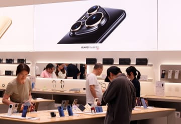 国慶節の消費者用電子機器市場、人気スマホは入手困難に