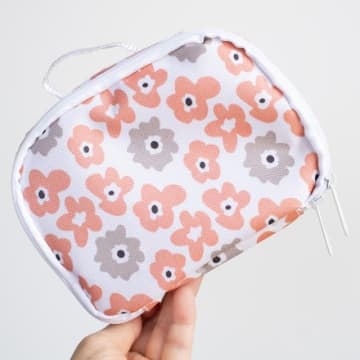 実は【セリア】なんです！ 持ち運びに便利な「110円ポーチ」