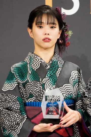 「え、ステージで…？」アイナ・ジ・エンド、まさかのパフォーマンスにSNSざわつく「もしかして世界初！？」「びっくり」