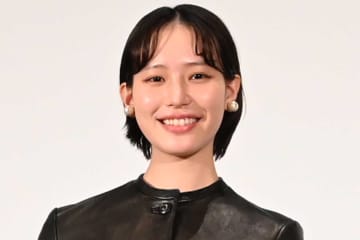 別人級のスタイリングで雰囲気ガラリ　南沙良、金髪＆クールなブラックドレスで変身に「かっこいい!!」「やはり美しすぎる」