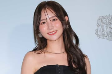 純白ドレスでマタニティフォト…人気芸人の28歳タレント妻・まつきりなに「可愛すぎて泣けてくる～」「ママでも最強」
