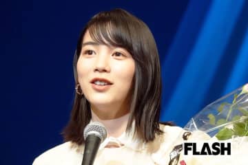 のん　SNSで私服を披露…ミニ丈“美脚”にファン感激、“年齢不詳女優”の面目躍如