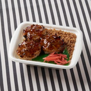 直火で炙った軟骨入りのつくね3個を、鶏そぼろご飯に盛り付けて税込338円! ファミリーマートが「軟骨入りつくね&鶏そぼろごはん」を本日7日(火)発売