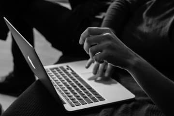 中国人男性、ブラジルで強盗に銃撃されるもバックパックの中のMacBookに命を救われる―中国メディア