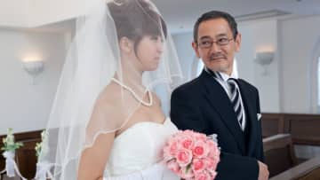 娘の晴れ姿を涙で見つめる夫の隣で…子の結婚式の翌朝に起きた「まさかの大事件」。妻のいないリビングで見つけた「一通の封筒」に夫、絶句