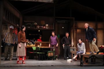千葉哲也,村川絵梨etc.出演 作演出 鄭義信 日韓国交正常化60周年記念公演 『焼肉ドラゴン』開幕@新国立劇場 コメントも＿