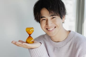 ｢自分の顔がどんどん変わっていっている｣『あんぱん』中沢元紀が明かす1st写真集、撮影で｢機嫌が悪くなって大変｣だった家族、今後なりたい存在