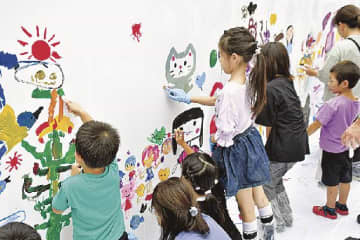 鴻池組ＪＶ／親子で描くアートイベント開く／倉敷市庁舎再編整備現場の仮囲いに