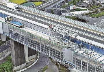 鹿島／短距離道路橋床版取り換え、専用機械１台で施工期間半減