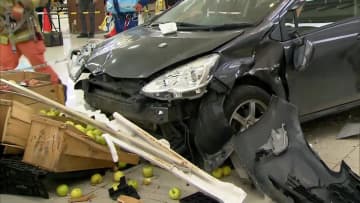 ブレーキ踏み間違いか…屋上駐車場からスーパー食品売り場に乗用車が転落　運転の70代男性ケガも巻き込まれた人なし　北海道・釧路市