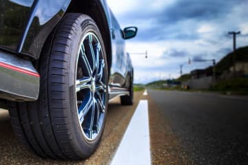 車のタイヤの溝、減ったまま走行するとどうなる？長持ちさせるコツや履き替える時期の目安も